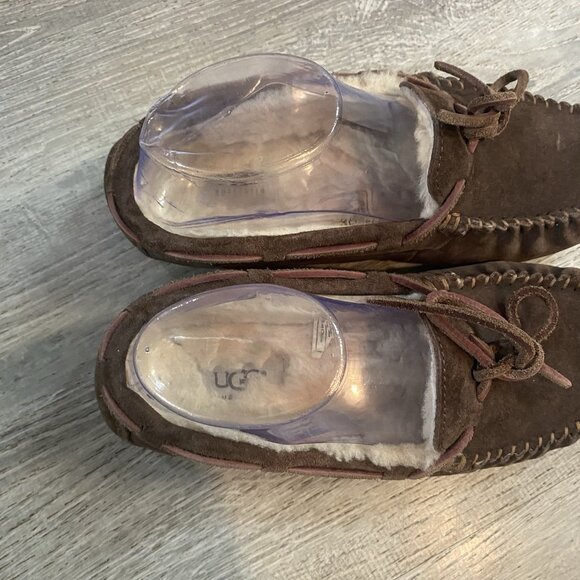 Ugg Dakota Moccasin Slipper Womens 6 Brown Suede Leather Shearling Slip On Shoe - Picture 3 of 6